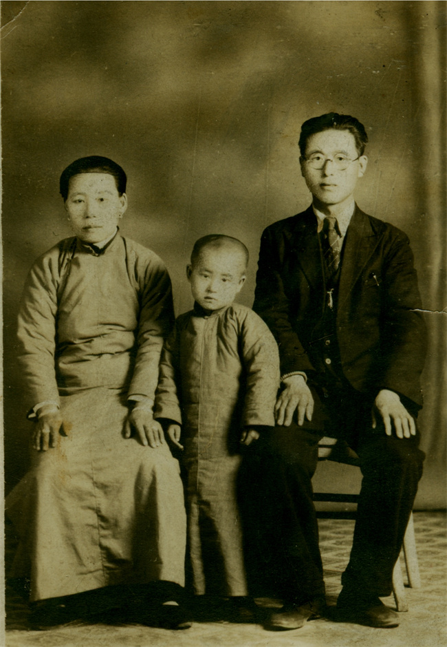 第四代平亚东全家福中间的小孩为平安逸.jpg